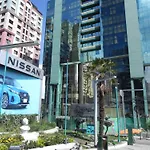 Muy Cerca De La Embajada De Eeuu